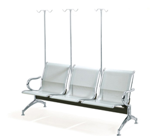 医院休息排椅秒变陪护床，方便广大市民日常使用。